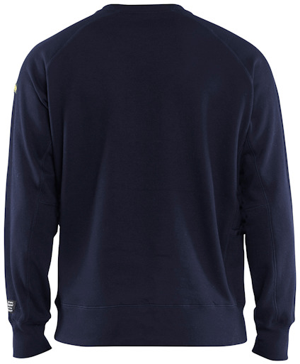 Marinblå sweatshirt sedd bakifrån med broderad text på ärmen och vid sidan av midjan.