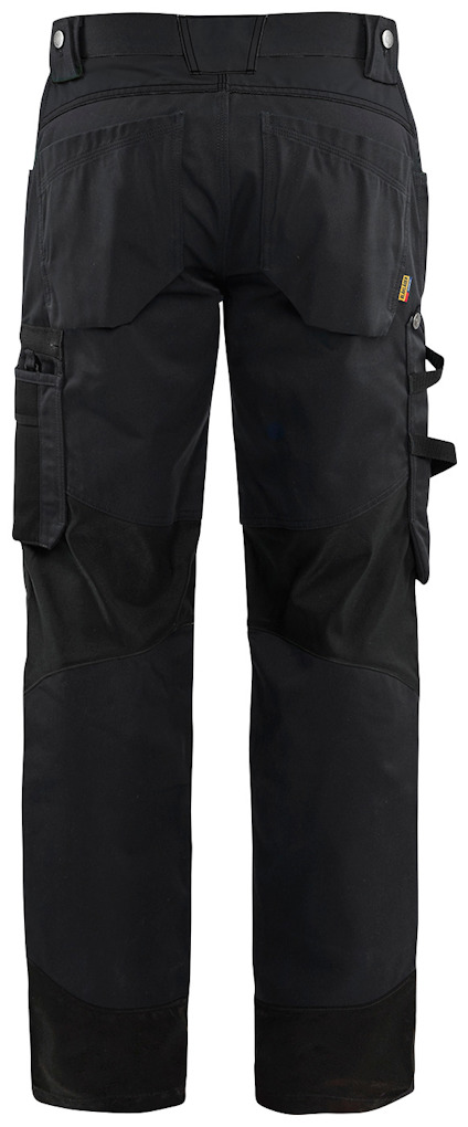 Ett par svarta arbetsbyxor sedda bakifrån, med fickor och förstärkningar på knän och benslut.