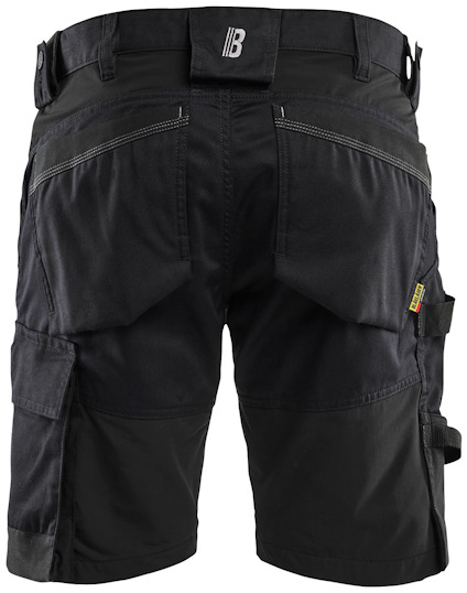 Svarta arbetsshorts med flera fickor och bälteshällor, sett bakifrån.