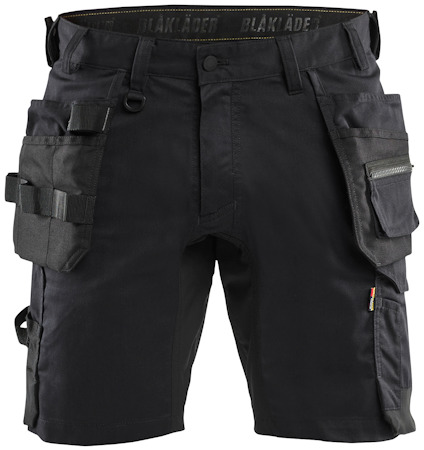 Svarta shorts med flera fickor och förstärkningar, märket Blåkläder syns på midjebandet.