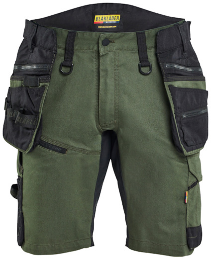 Gröna shorts med svarta fickor och detaljer, flera verktygsfickor och bälteshällor, etikett med Blåkläder-logotyp.