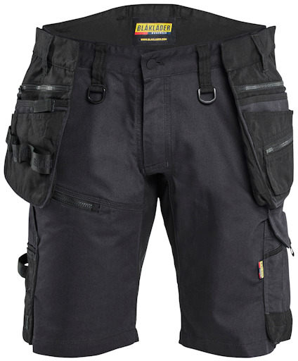 Svarta shorts med flera fickor och D-ringar, designade av Blåkläder.