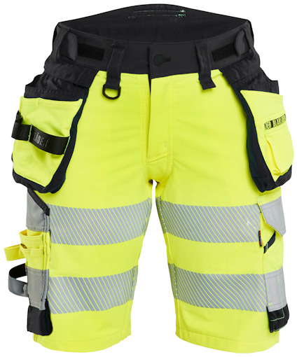 Kort arbetsbyxa i gul med svarta och grå detaljer, flera fickor och reflexband runt benen.