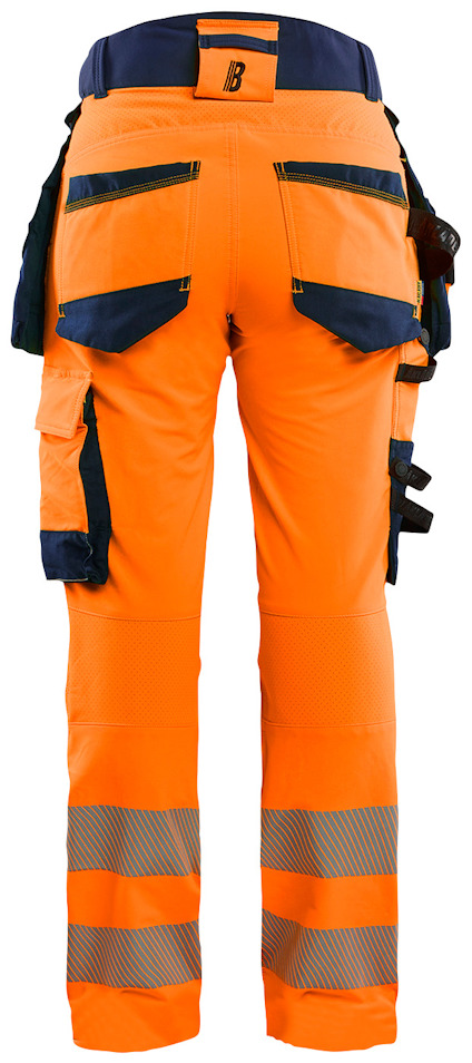 Orange arbetsbyxor med reflexband och blå fickdetaljer, sedda bakifrån.