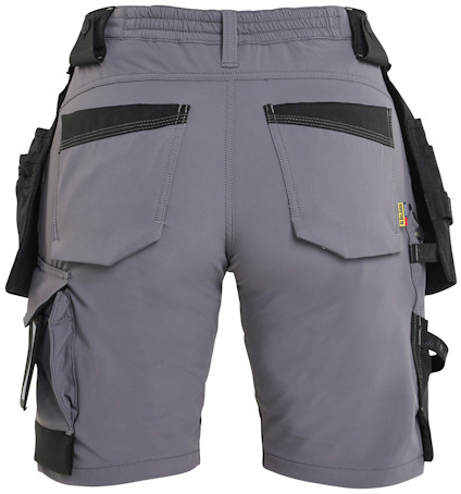 Grå arbetsshorts med svarta fickor och detaljer, bältesöglor och elastisk midja.