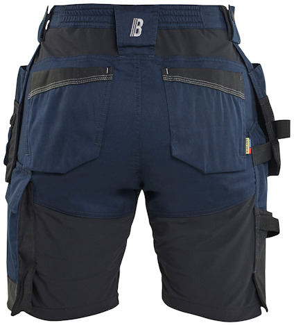 Blå och svarta shorts med fickor och förstärkta partier, vy bakifrån.