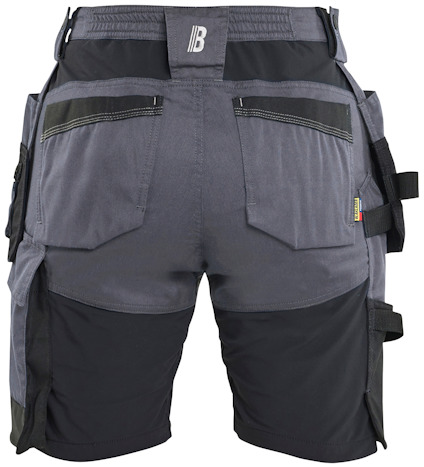 Grå shorts med svarta detaljer och flera fickor, sedd bakifrån, med elastiskt midjeband och hällor.