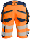 Orange och blå varselshorts med reflekterande ränder och flera fickor, sett bakifrån.