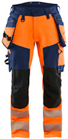 Arbetsbyxor i orange och marinblå med flera fickor och reflexdetaljer på benen.