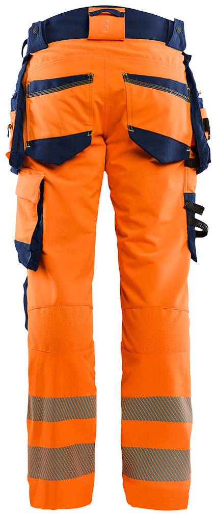 Oranga och mörkblåa arbetsbyxor med reflexband nedtill, sedda bakifrån.