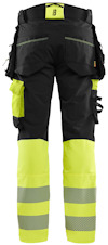 Arbetsbyxor med gula och svarta fält, flera fickor och reflexband längst ned på benen.