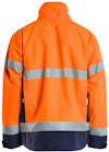Orange skyddsjacka med reflekterande ränder och mörka detaljer vid nederkanten av ärmarna och fållen.