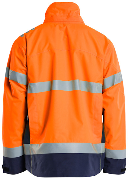 Orange skyddsjacka med reflekterande ränder och mörka detaljer vid nederkanten av ärmarna och fållen.