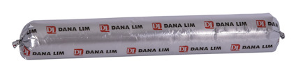 Vit tub med svart och röd text "Dana Lim" upprepad längs sidan.