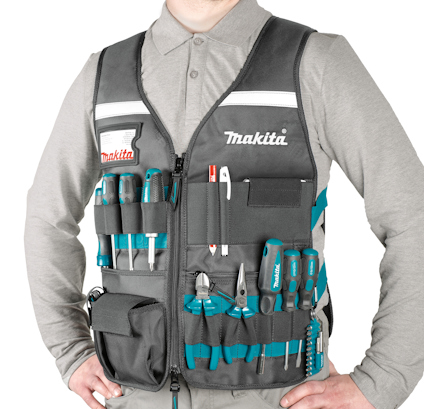 Person i grå tröja bär svart verktygsväst med verktyg, inklusive skruvmejslar och tänger, med "Makita" logotyp.