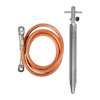 Orange kabel i spiral bredvid silverfärgad jordspett med skruv.