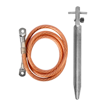 Orange kabel i spiral bredvid silverfärgad jordspett med skruv.