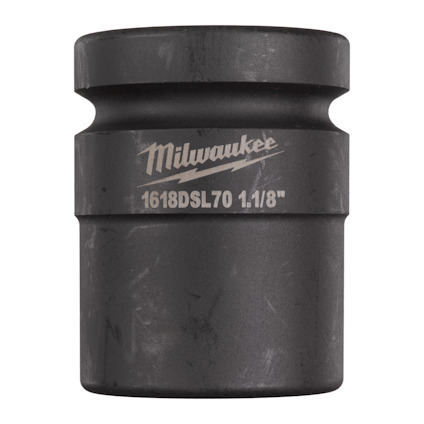 Cylindrisk metallhylsa med texten "Milwaukee 1618DSL70 1.1/8" ingraverad på sidan.