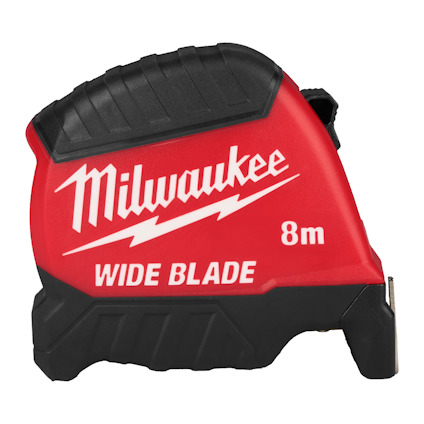 Rött måttband med svart detalj och texten "Milwaukee WIDE BLADE 8m" i vitt.