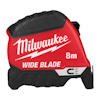 Måttband med röd och svart design, texten "Milwaukee Wide Blade 8m" synlig på sidan.