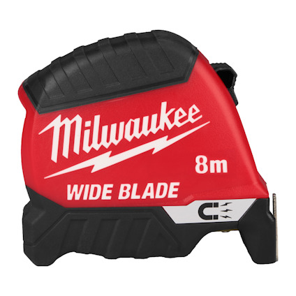 Måttband med röd och svart design, texten "Milwaukee Wide Blade 8m" synlig på sidan.
