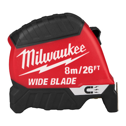 Rött och svart måttband med texten "Milwaukee", "8m/26FT", "WIDE BLADE" och en magnetisk hake.