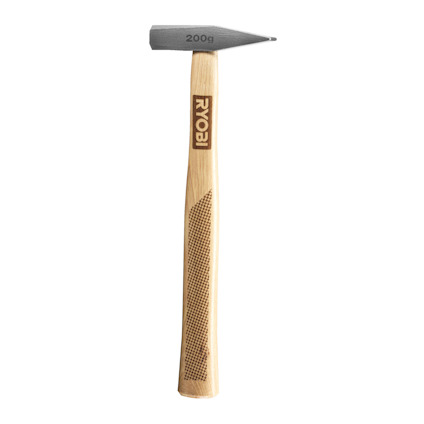 Verkstadshammare med trähandtag och metallhuvud, texten "200g" och "RYOBI" synlig på huvudet och handtaget.