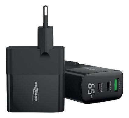 Svart väggladdare med en USB-A-port och två USB-C-portar, samt en digital display som visar "65W".