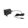 Svart nätadapter med EU-kontakt och kabel med rund DC-kontakt, märkning och symboler synliga.