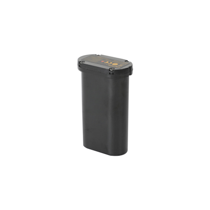 Svart, rektangulärt uppladdningsbart batteri med rundade kanter och skruvar på ovansidan.