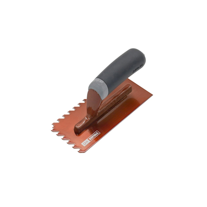 Handverktyg med handtag och tandad metallplatta, troligen för byggbruk.