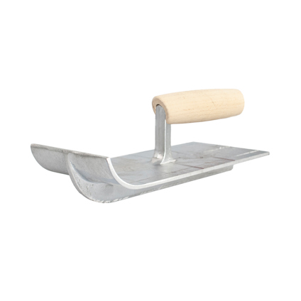 Skålad murslev med trähandtag och metallblad, utformat för att arbeta med betong.