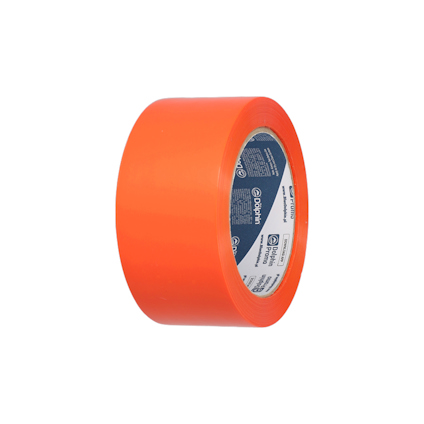 Rulle med orange plasttejp med synlig etikett på insidan med logotyp och text i blått och vitt.