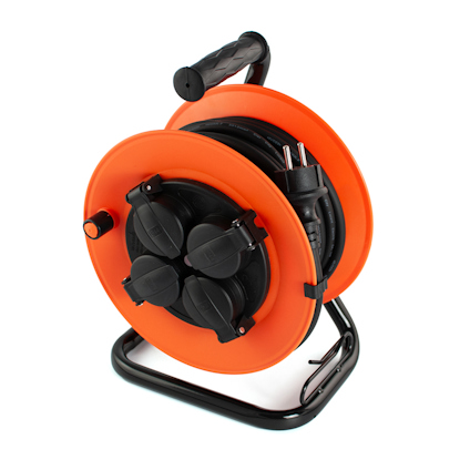 Orange kabelvinda med fyra eluttag och svart plaststativ, handtag på ovansidan.