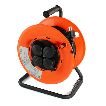 Orange kabelvinda med svart kabel och fyra svarta uttag. Uttagen har skyddande lock. Stativ i metall.