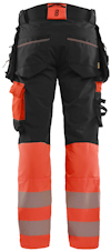 Arbetsbyxa i svart och orange med reflexremsor, fickor och hällor.