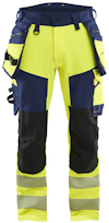 Arbetsbyxa i gult och marinblått med flera fickor och reflexdetaljer vid bensluten.
