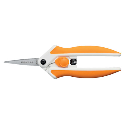 En sax med orange och vitt handtag och ett silverfärgat blad, märkt med "Fiskars".