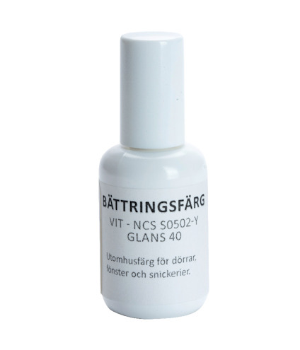 Vit flaska märkt "BÄTTRINGSFÄRG VIT - NCS S0502-Y GLANS 40" med texten "Utomhusfärg för dörrar, fönster och snickerier".