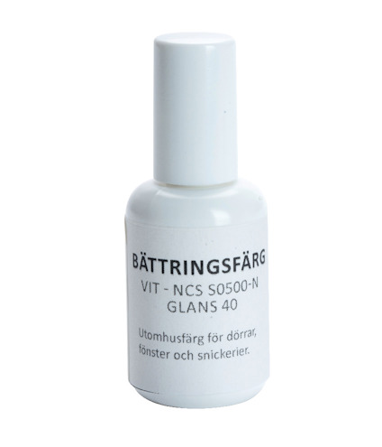 Vit flaska med texten "Bättringsfärg, Vit NCS S0500-N, Glans 40. Utomhusfärg för dörrar, fönster och snickerier".