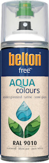 Sprayburk med halvblank vit färg, märkt "belton free AQUA colours RAL 9010", genomskinligt lock och grön sprayknapp.