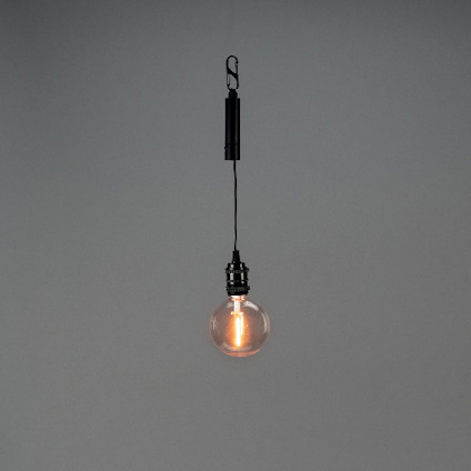 Hängande, uppladdningsbar glödlampa med svart sladd och enkel upphängning mot en grå bakgrund.