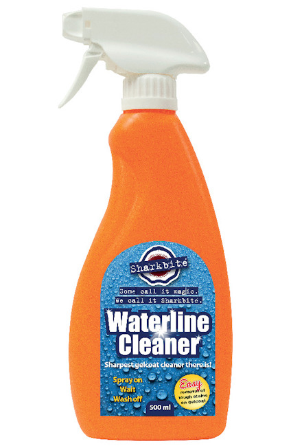 Orange sprayflaska med etiketten "Sharkbite Waterline Cleaner 500 ml".