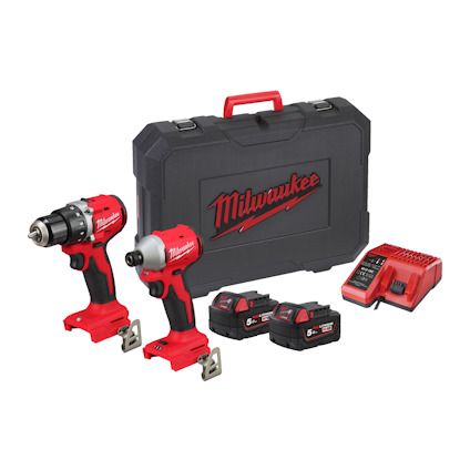 Verktygssats med borrmaskin, slagskruvdragare, batterier, laddare och förvaringsväska, alla märkta "Milwaukee".