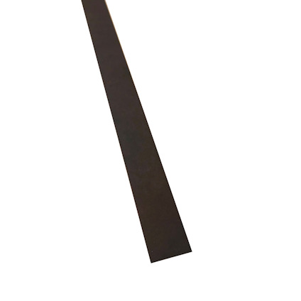 En kantlist i mörkt, rostliknande material med en slät yta.