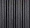 Svart väggpanel med vertikala, smala ribbor som ger en texturerad yta.