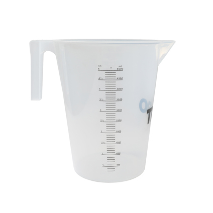 Plastmätskopa med handtag, graderad i milliliter och liter upp till 5000 ml.