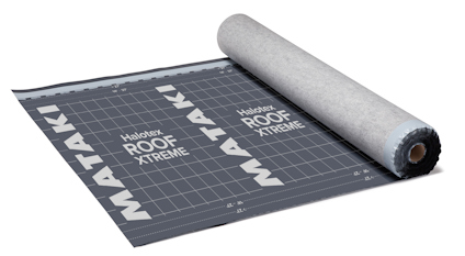 Grå rulle diffusionsöppet underlagstak med tryckt text Mataki Halotex Roof Xtreme, delvis utrullad.