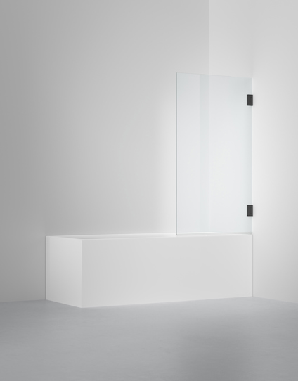 Vit badkar med stående glasvägg och svarta gångjärn i ett minimalistiskt badrum.