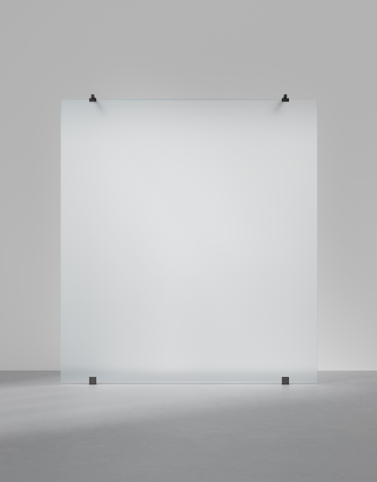 Frostat glasark med metallklämmor i varje hörn, på grå bakgrund.